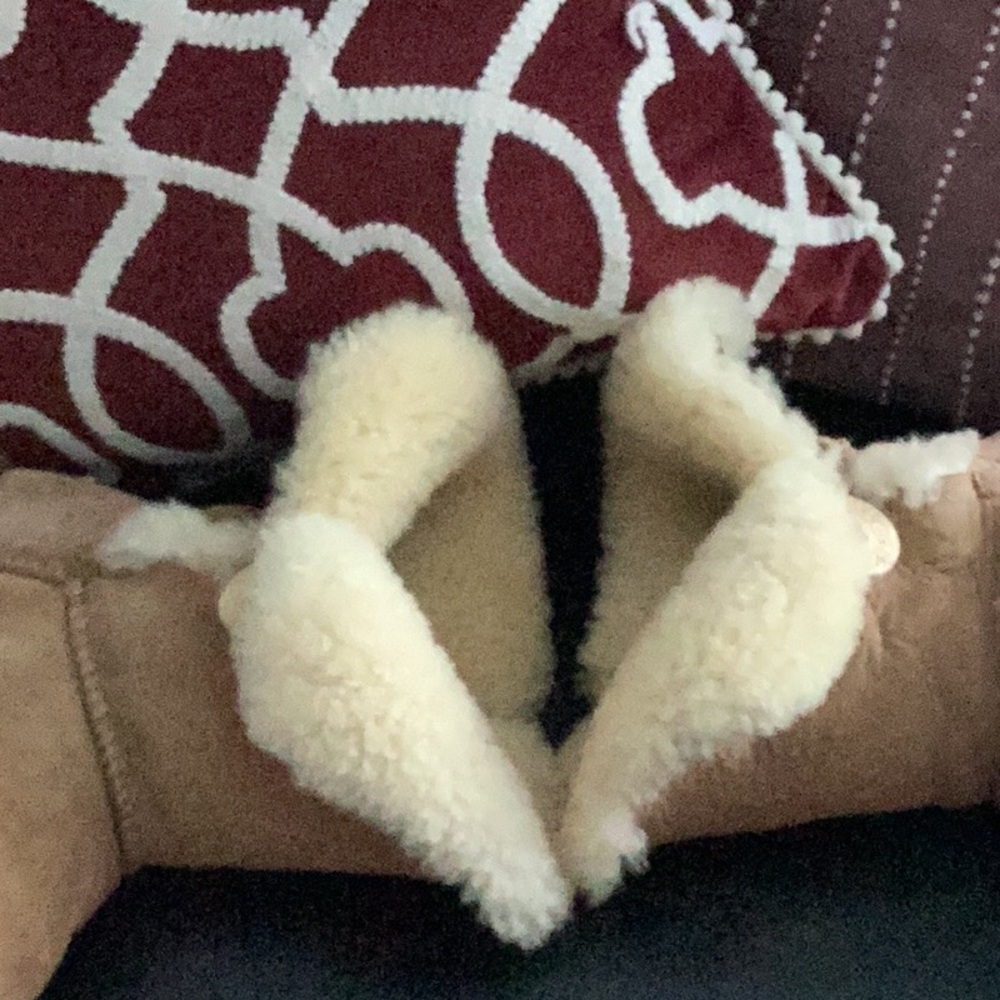 Ugg Bailey Button Size 8 - image 4